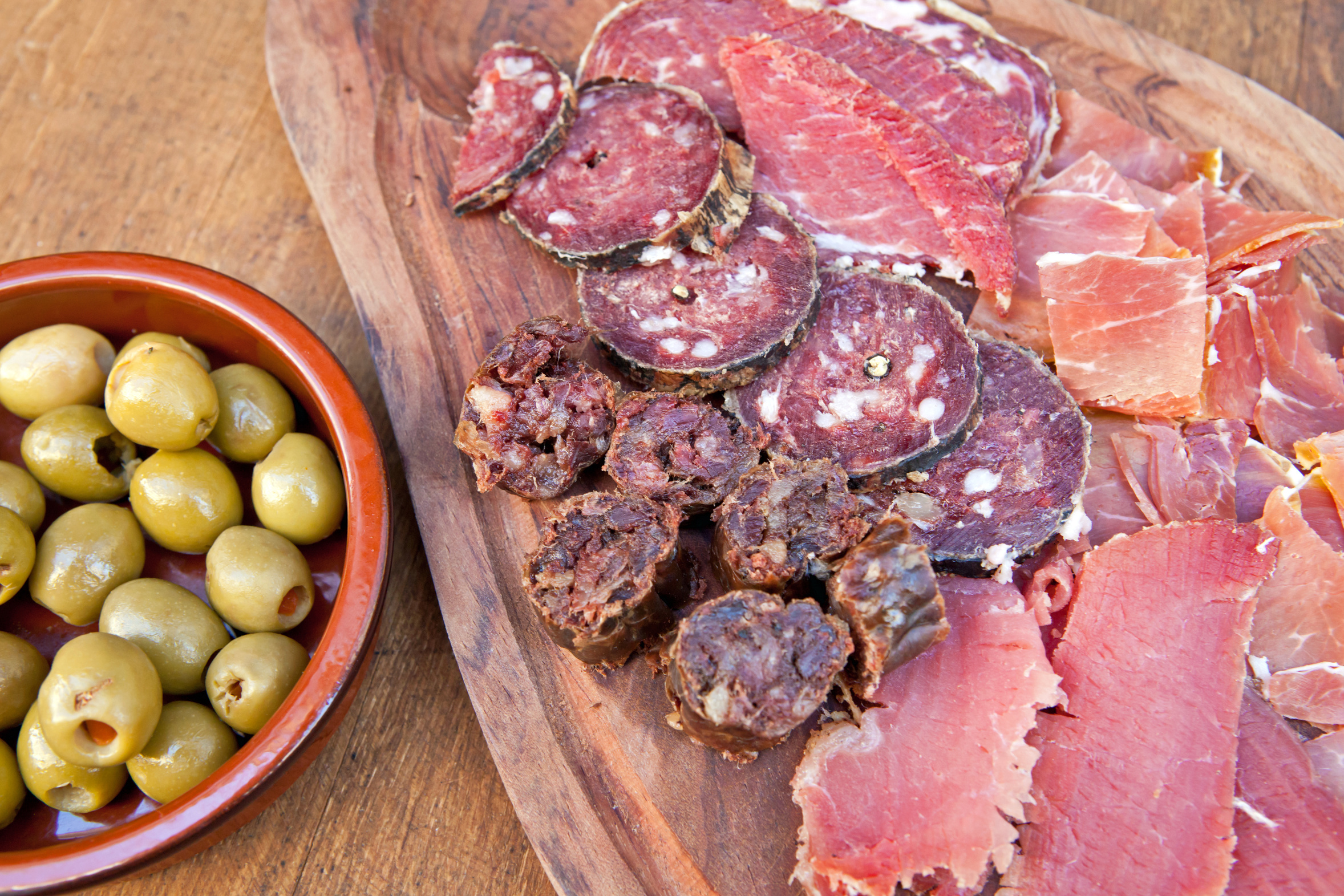Apéro : Assortiment de charcuterie et olives - DMC, Incentives, team ...